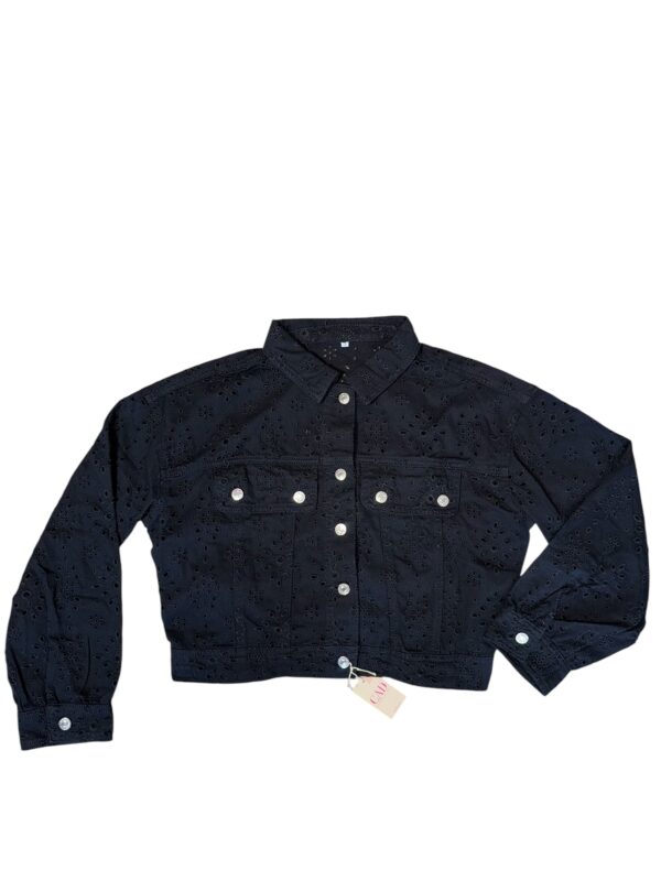 Chaqueta crop broderie negra , botones plata ,talla 2,  116 cms contorno de busto, largo 48 cms.