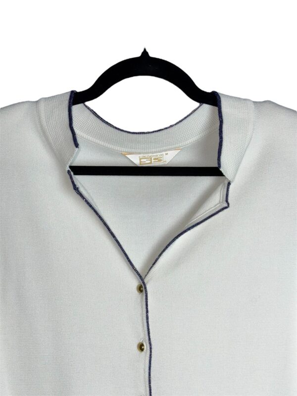 Sweater Cachemiras botones dorados con hombreras blanco y bordes azules en escote y línea de botones 110cm busto - Imagen 2