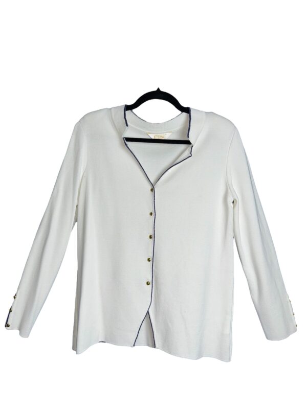 Sweater Cachemiras botones dorados con hombreras blanco y bordes azules en escote y línea de botones 110cm busto