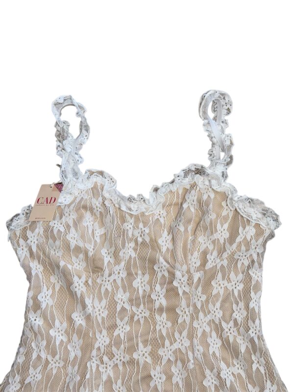 Vestido color te con leche cubierto de encaje blanco, elasticado talla M. - Imagen 2