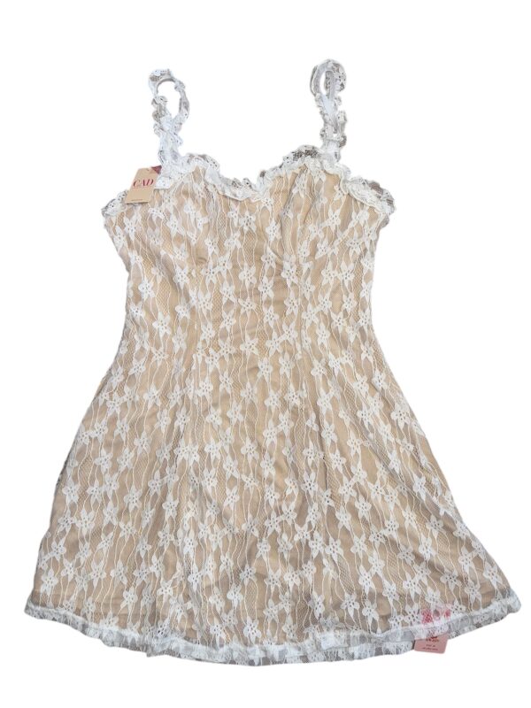 Vestido color te con leche cubierto de encaje blanco, elasticado talla M.