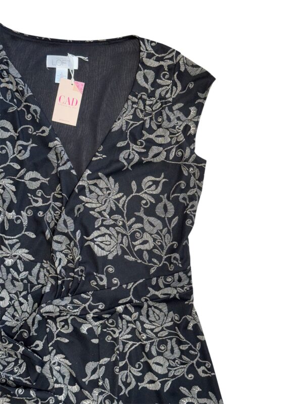 Vestido ANN TAYLOR talla 4 fondo negro y arriba gris, elasticado cruzado - Imagen 2