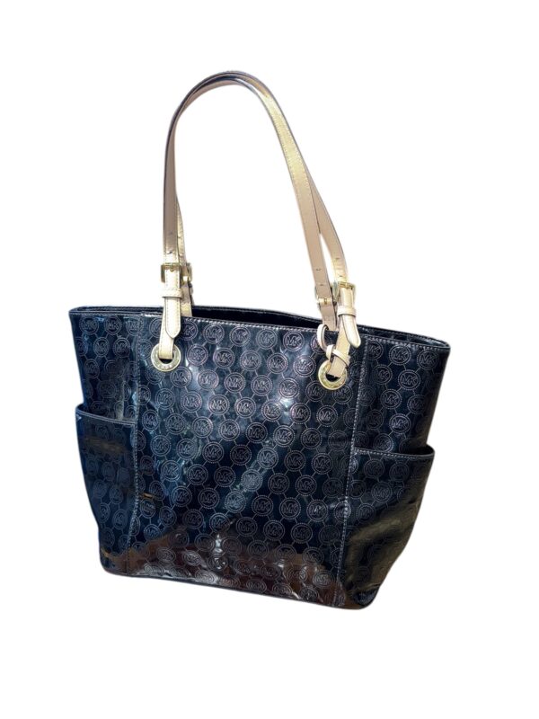 Cartera negra acharolada con tirantes café claro y la insignia MK en dorado - Imagen 2