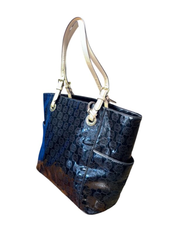 Cartera negra acharolada con tirantes café claro y la insignia MK en dorado
